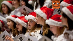 Mädchen im Chor mit Nikolausmützen