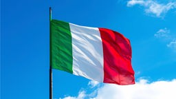 Italienische Flagge vor blauem Himmel