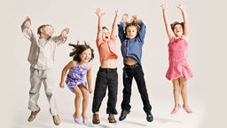 Tanzende und springende Kinder