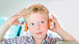 Junge mit Kopfhörern
