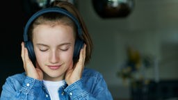 Mädchen hört Musik