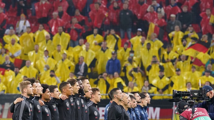 Die deutsche Fußball-Nationalmannschaft singt die Nationalhymne