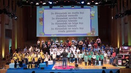 Die WDR-Bühne mit dem WDR Rundfunkchor und Kindern der GGS Alzeyer Straße in Köln singen türkische Lieder