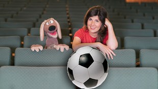 Fotomontage: Dackl und Isabel im Konzertsaal mit Fußball
