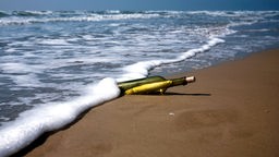 An einen Strand gespülte Flaschenpost