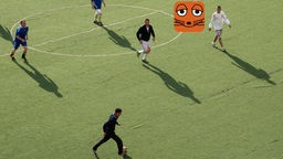 Männer spielen Fußball