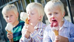 Drei Brüder essen je ein Eis