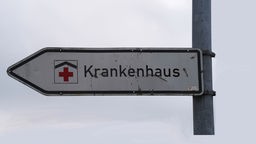 Schild mit der Aufschrift "Krankenhaus"