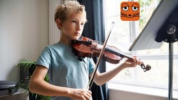 Junge übt Geige