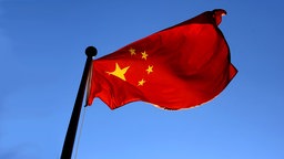 Chinesische Flagge vor blauem Himmel