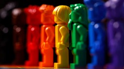 Lego-Figuren in Regenbogenfarben