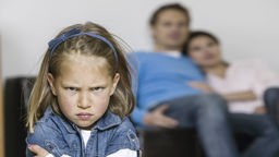 Wütendes Mädchen, Eltern im Hintergrund