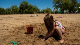 Herzfunk Live Einsamkeit - Kind spielt im Sand