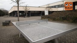 Leerer Schulhof an einer Gesamtschule in Köln