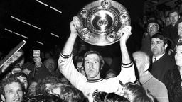 Günther Netzer (Borussia Mönchengladbach) präsentiert die Meisterschale im Jahr 1970