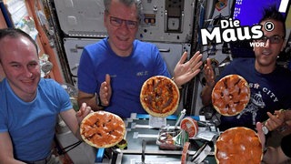 Pizza-Party mehrerer Astronauten auf der ISS