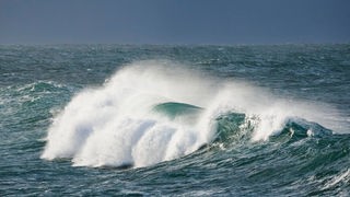 Grosse Welle bricht im offenen Meer