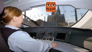 Eine Lokführerin sitzt im Cockpit eines Schnellzuges.