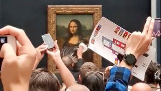 Museumsangestellter wischt Sahnetorte vom Sicherheitsglas vor der Mona Lisa