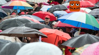 Viele Menschen mit Regenschirmen