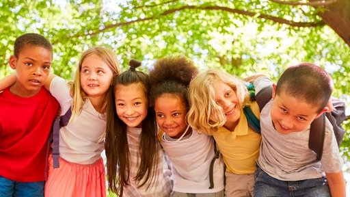 Gruppe von Kindern unter einem Baum