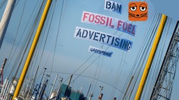 Banner mit der Aufschrift "Ban Fossil Fuel Advertising" /Verbot von Werbung für fossile Brennstoffe