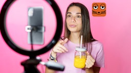 Influencerin präsentiert vor der Kamera einen Fruchtsaft