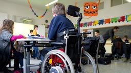 Junge im Rollstuhl im Unterricht