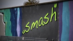 Jugendwort des Jahres "Smash" als Graffiti auf einer Wand