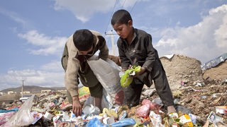 Kinder auf einer Müllkippe in Afghanistan