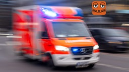 Krankenwagen fährt mit Blaulicht