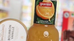 Eine Flasche Orangensaft der Marke Granini