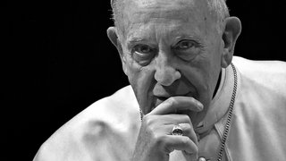 Schwarzweiß-Portrait von Papst Franziskus