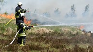 Feuerwehrleute bekämpfen Brände im Hohen Venn am 30.05.2023