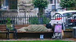 Obdachloser auf Bank