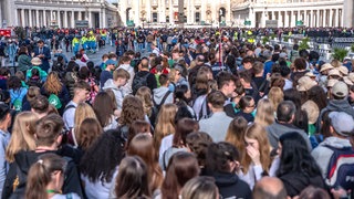 Tausende Menschen auf dem Petersplatz in Rom