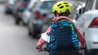 Junge mit dem Fahrrad auf dem Weg zur Schule