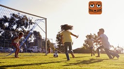 Kinder spielen Fußball