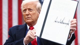 US-Präsident Trump hält im Rosengarten des Weißen Hauses ein unterzeichnetes Papier zur Einführung neuer  Zölle gegenüber US-Handelspartnern hoch