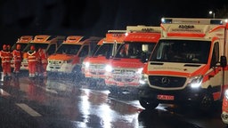 Mehrere Krankenwagen bei Nacht am Straßenrand