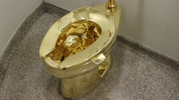 Die voll funktionsfähige Toilette "America" aus 18-karätigem Gold des italienischen Künstlers Maurizio Cattelan.