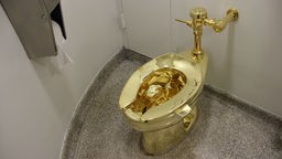 Die voll funktionsfähige Toilette "America" aus 18-karätigem Gold des italienischen Künstlers Maurizio Cattelan.