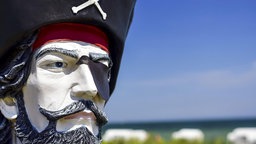 Eine Piratenfigur mit Hut und Augenklappe