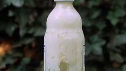 Eine Flasche mit Milch