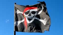 Piratenflagge vor blauem Himmel