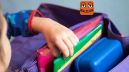 Kind packt Schulranzen