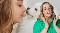 Maus-Moderatorin Verena mit entspanntem Blick und geschlossenen Augen vor Mädchen, das mit Hund kuschelt