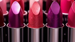 Verschiedenfarbige Lippenstifte stehen nebeneinander