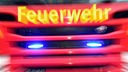 Frontansicht eines Feuerwehrautos mit Schriftzug Feuerwehr und mit Blaulicht