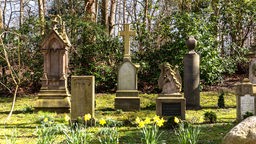 Grabsteine auf dem Südfriedhof in Kiel